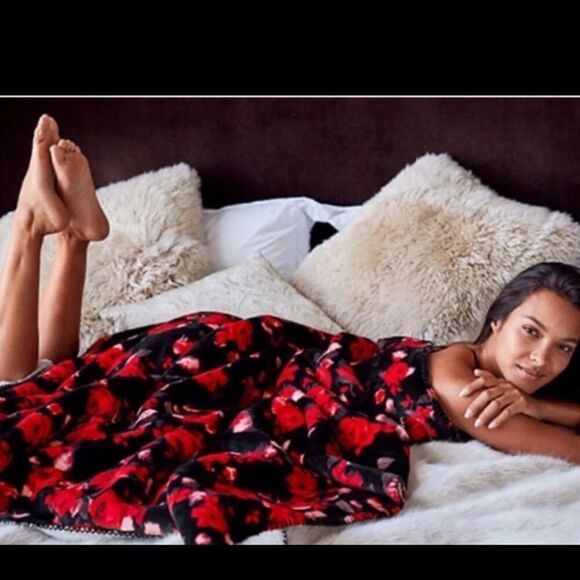 Victoria’s Secret Limited Edition Red Floral Sherpa Cozy Trow Blanket 50”x60” - Picture 4 of 9